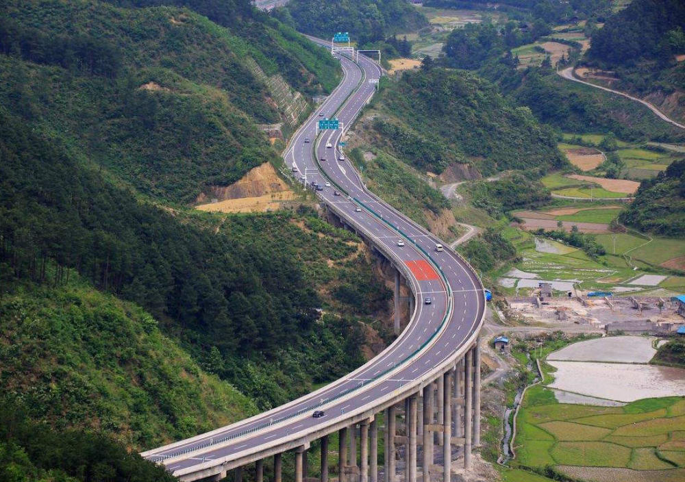 我国高速过路费最贵的省份,1公里1块钱,但司机