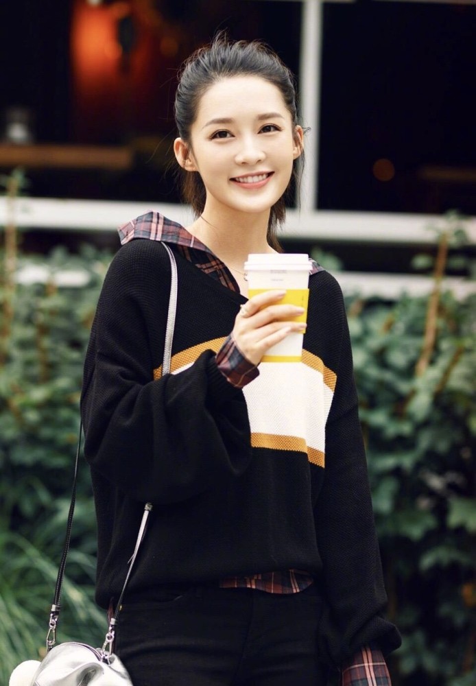 李沁晒素颜照片,穿搭美丽展现自我风采,网友:人美素颜