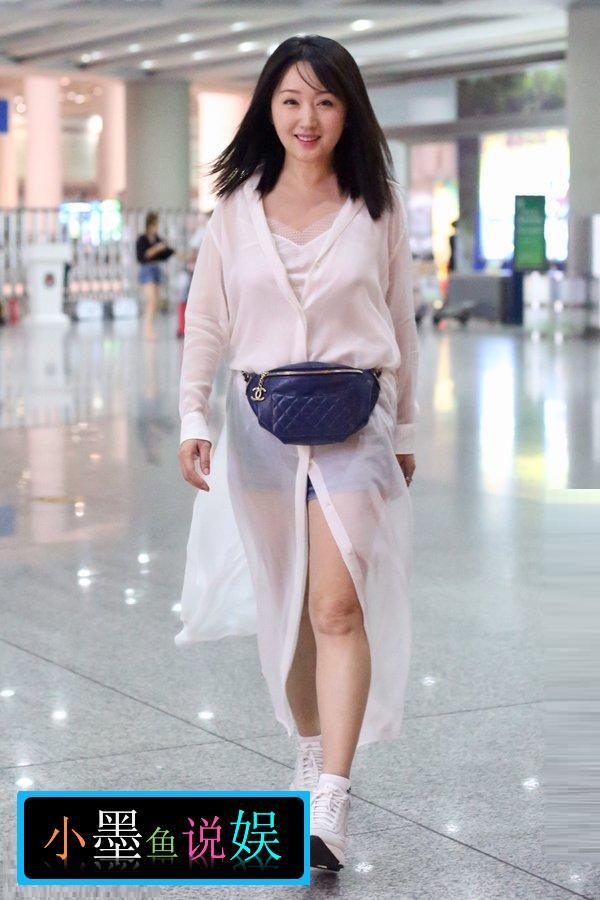 46岁的杨钰莹穿衣依旧如此潮流,半透视长衫机场现身