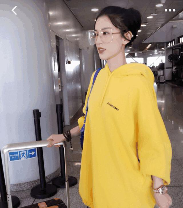 黄圣依的造型终于不雷人了,长款卫衣露出大长