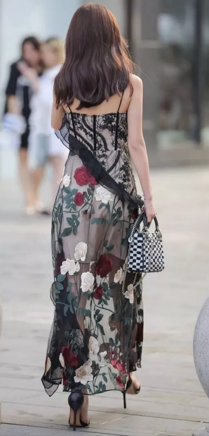 吊带绣花连衣裙搭配高跟凉鞋,优雅时尚而又清