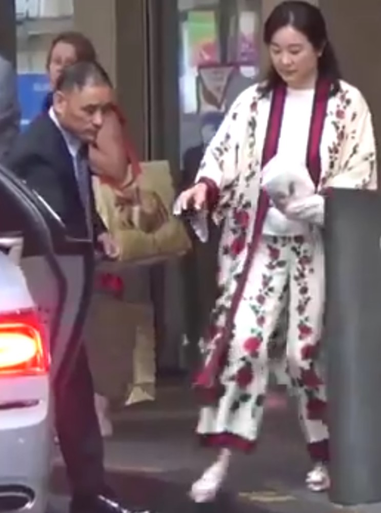 林青霞懒理离婚传闻,穿花花套装购物心情大好