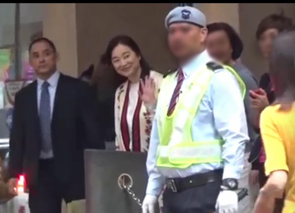 林青霞懒理离婚传闻,穿花花套装购物心情大好