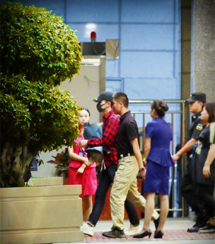 邓伦飞抵成都参加活动,驼背厉害似是疲惫,小胖