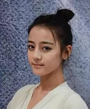 迪丽热巴的素颜,关晓彤的素颜,迪丽热巴输的一
