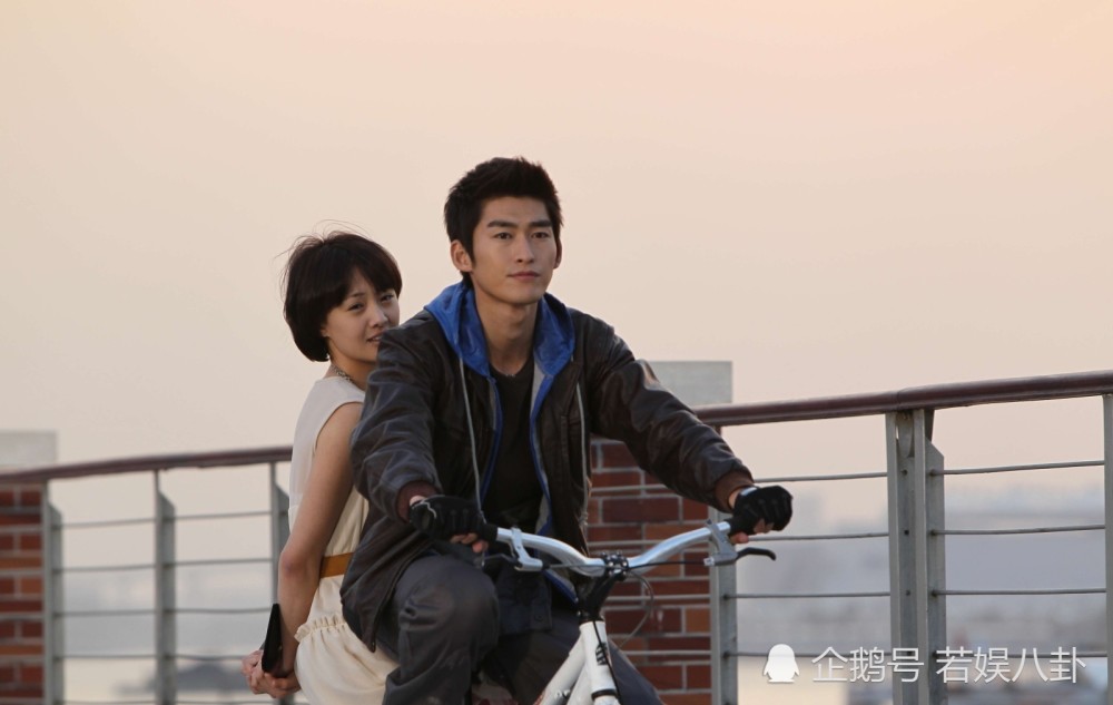 郑爽深夜撒狗粮,和新男友张恒已同居太般配,好