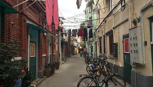 现如今,老小区里老破旧的二手房还值得买吗?