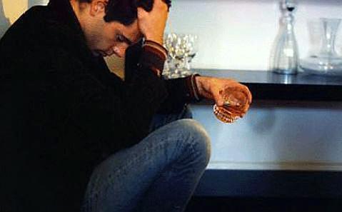 保姆照顾老人20年,临终前儿子要房,保姆拿出一