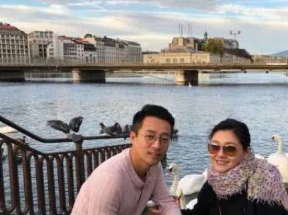 袁巴元背部中刀,汪小菲感慨发声,晒大S合照甜