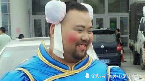 搞笑GIF:这个铁头刚厉害,那个可以劈砖,来看看