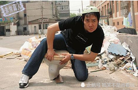 搞笑GIF:这个铁头刚厉害,那个可以劈砖,来看看