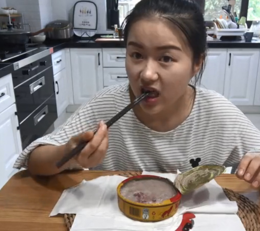 臭名昭著的鲱鱼罐头遇强劲对手,美女吃了肉还喝汤,看这吃相真香