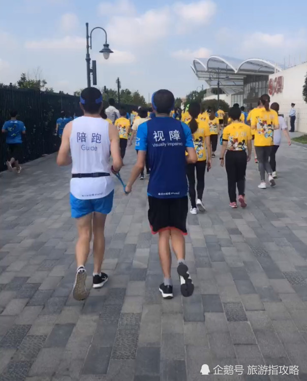 2名穿情侣装的小哥哥火了,当镜头拉近后,看到