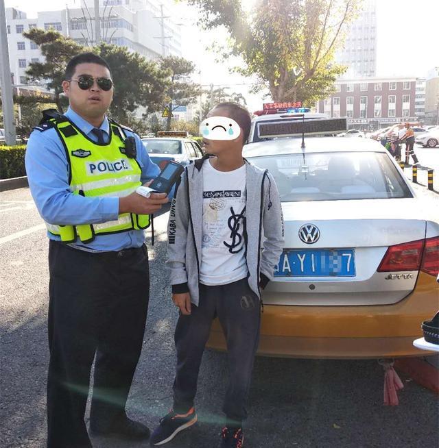 糊涂的哥以身试法 隔夜酒驾上路被查 自砸饭