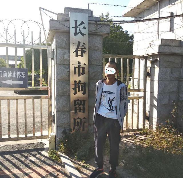 糊涂的哥以身试法 隔夜酒驾上路被查 自砸饭