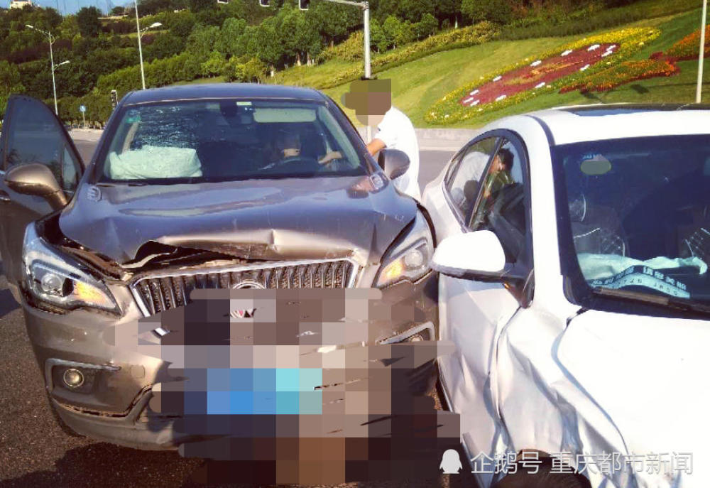 重庆一男子开车松掉方向盘 录像拍照发朋友圈