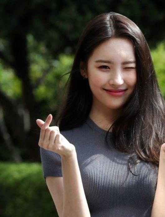 清爽迷人的牛仔裤美女,展现出的时尚气质,令人