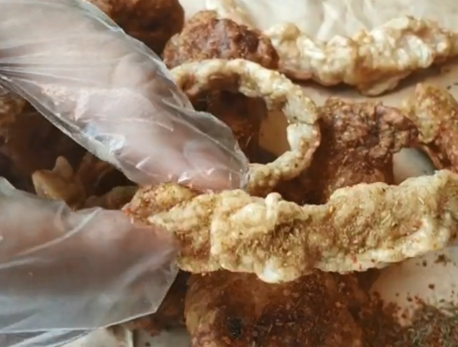 天津街头美食气死狗名字奇葩但生意火爆,吃一