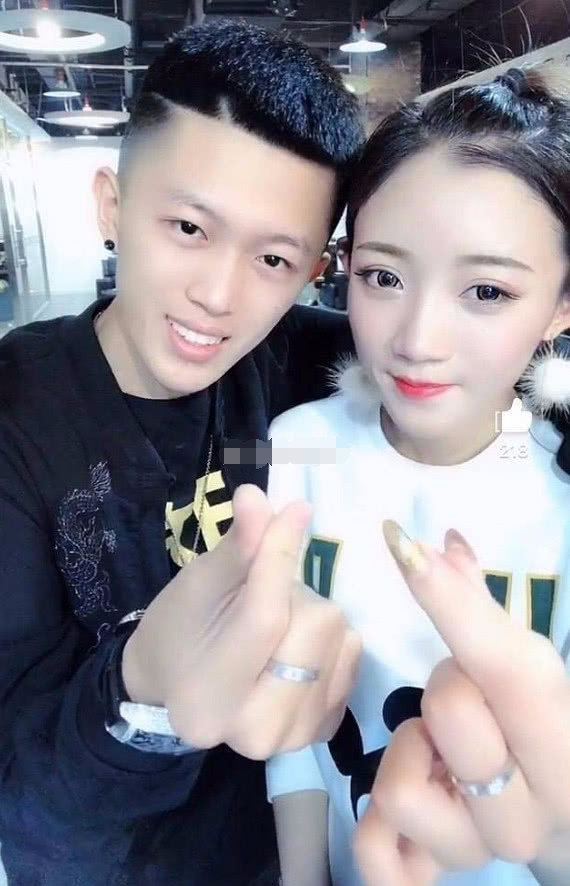 小伊伊重现经典舞蹈,直播间调戏白小白,牌牌