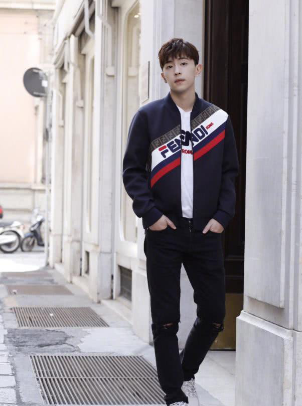 邓伦这是去看秀?鞋子都脏了一大块还不洗洗,被