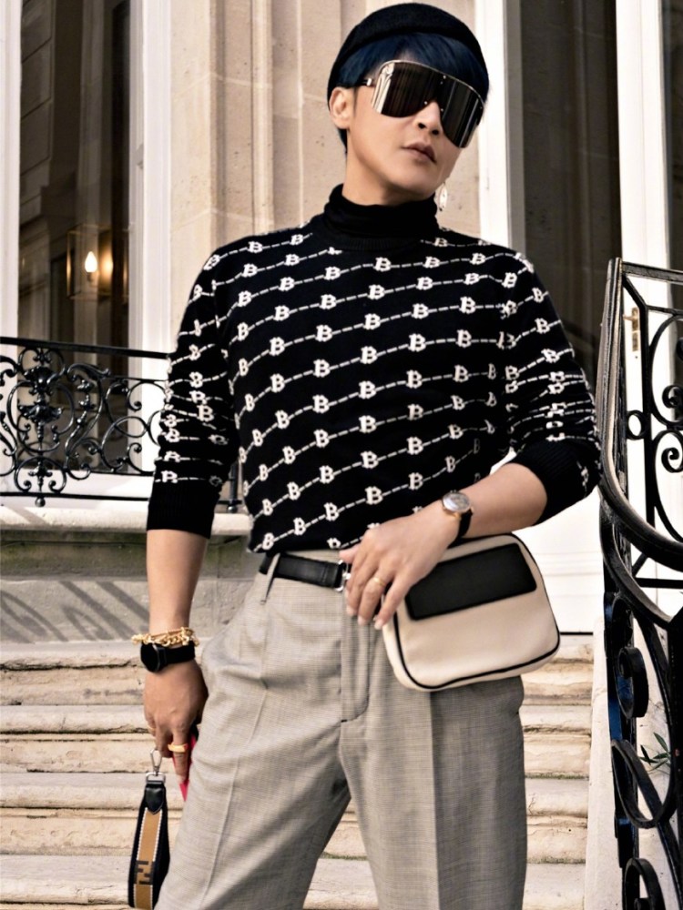 志朋巴黎看秀,穿毛衣配休闲裤,不作妖帅回尔