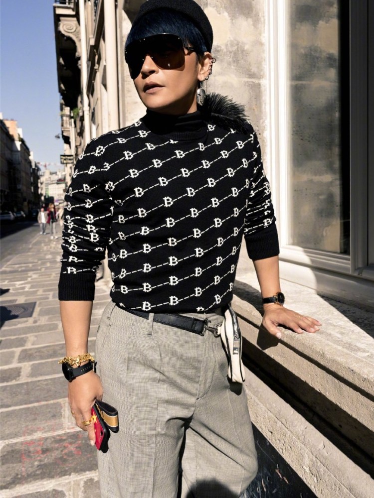 志朋巴黎看秀,穿毛衣配休闲裤,不作妖帅回尔