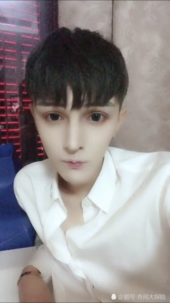 蛇精男火了,整容力度堪比刘梓晨,看到侧脸可