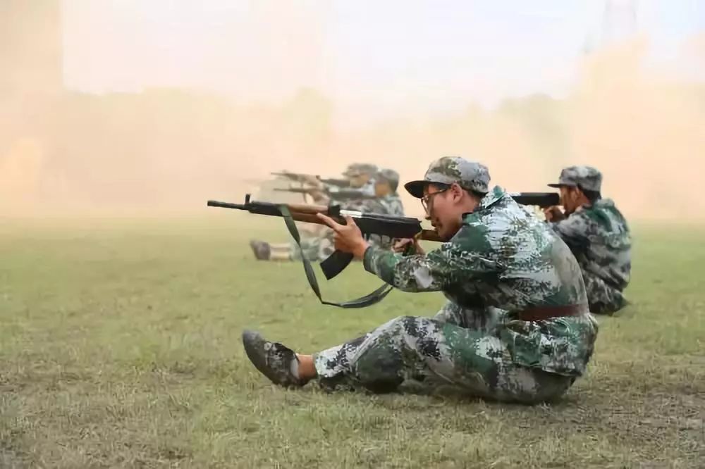 家长质疑高中军训居然不是正规军官而是培训机