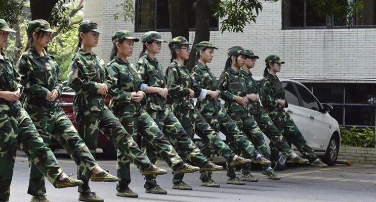 家长质疑高中军训居然不是正规军官而是培训机