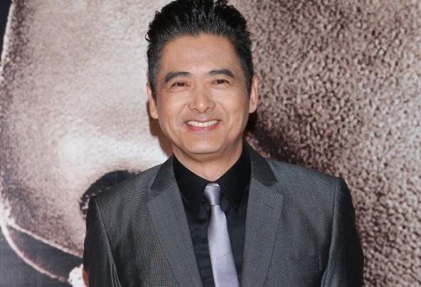 周润发携妻子出席活动:深绿上衣白色休闲裤时