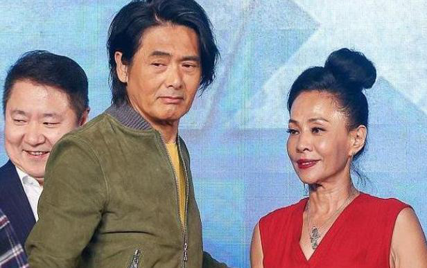 周润发携妻子出席活动:深绿上衣白色休闲裤时