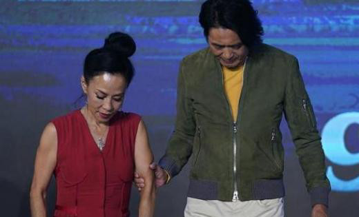 周润发携妻子出席活动:深绿上衣白色休闲裤时