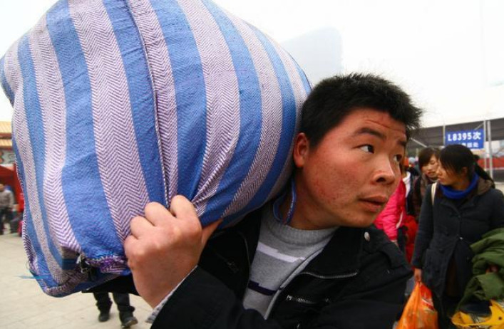 农村打工仔工资两三千,就算不开车也要买辆车