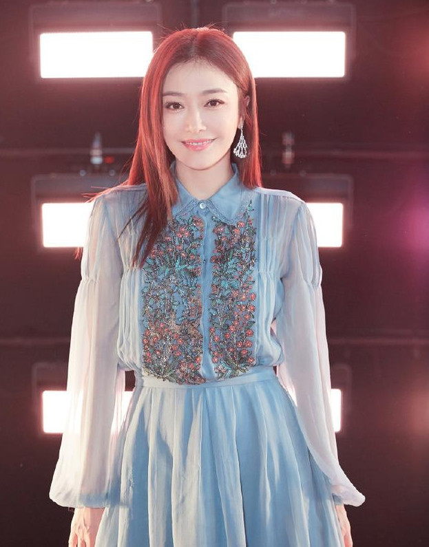 秦岚穿薄纱透视装亮相米兰时装周,富察皇后在