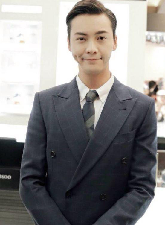 明星点外卖用什么名字:杨幂真自恋,张艺兴接地