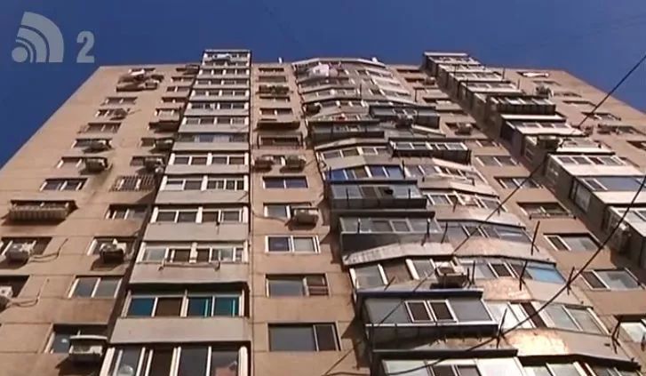 大连一高层住宅楼电梯换新,5楼以下不停,原因