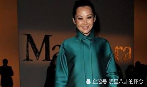 许晴近照曝光，网友表示:老的差点认不出，看着像60岁大妈