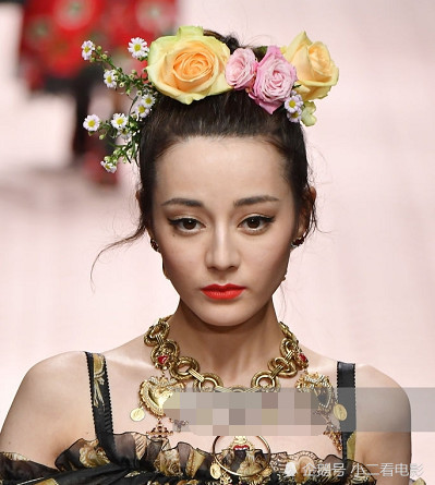 迪丽热巴的脸还能撑几年?她的水平在新疆根本