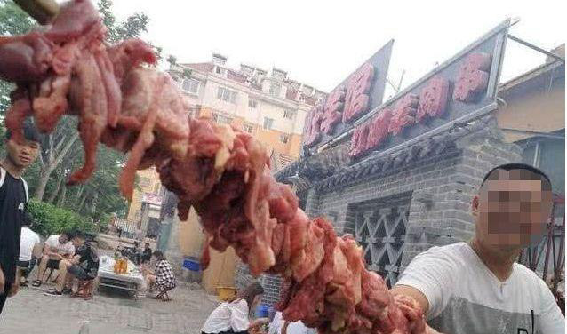 一大男人连串羊肉串都吃不完?胃口是有多小,网