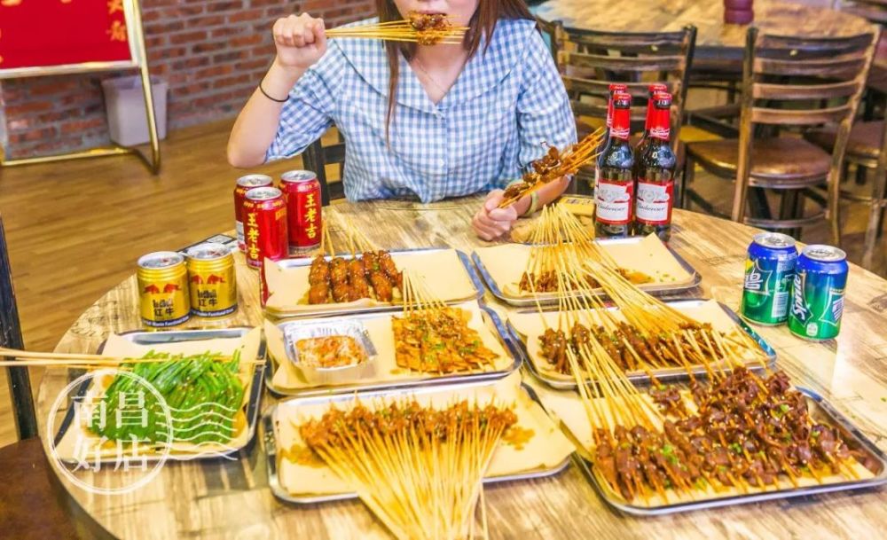 饶福记老酒馆的烧烤种类繁多 熟客到店都是几十串起步的点单