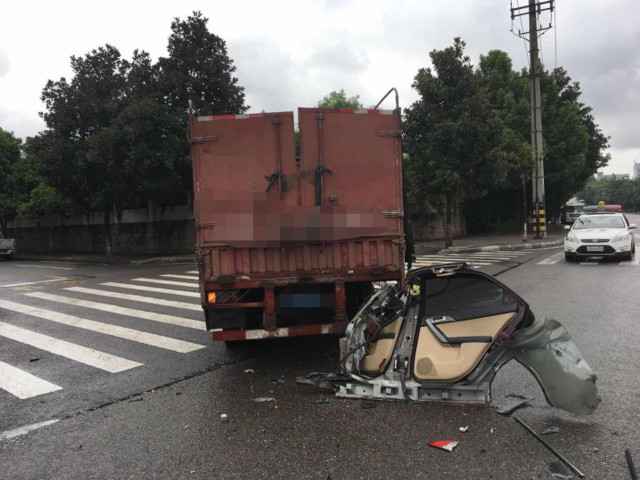 赶着去医院看临产的妻子 司机转弯不避让右车