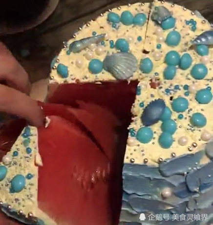 老婆送来的海鲜蛋糕,切开才知是惊喜,网友:别让