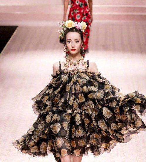 时装周mai秒杀迪丽热巴,杨颖跟风晒出黑天鹅装