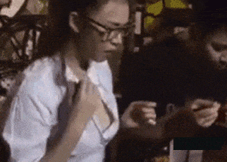 妹子的裙子真漂亮啊,我不知道不觉的都跟着走了几条街