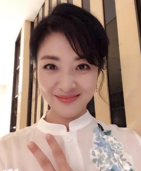 50岁周涛要发福利,自拍照颜值如18岁,肌肤毫无皱纹