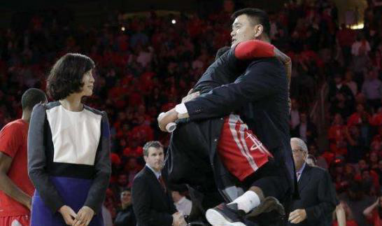 姚明在nba算什么水平?乔丹都让其三分,哈登撒