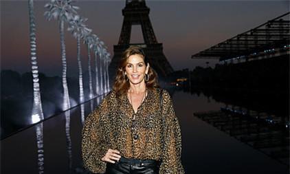 2019春夏巴黎时装周:辛迪·克劳馥豹纹衬衣搭