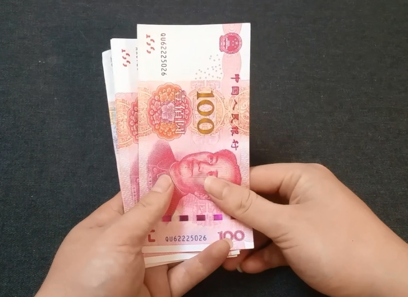 一定要注意看别人数钱的手,如果是这样双手抓钱的要小心.