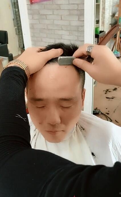 土味大叔想换个新发型,剪完那瞬间,网友:这是公司老总