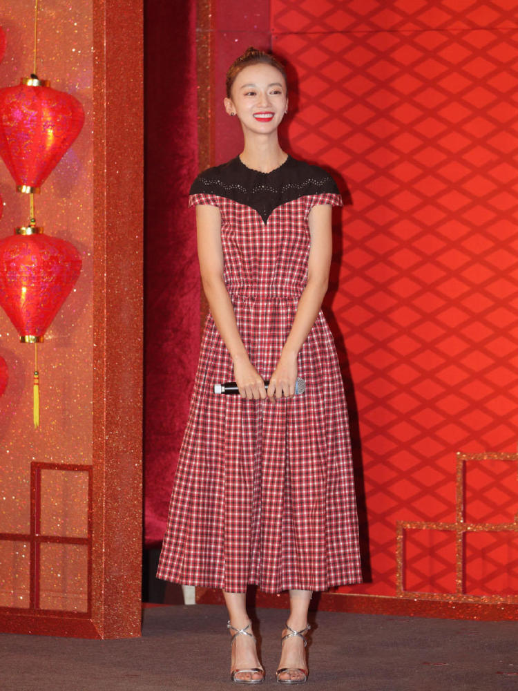 吴谨言出席活动,一袭红色格纹长裙配丸子头,毫